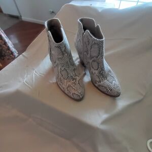 Snakeskin Print Heeled Ankle Booties Size 10 Block Heel Western Style